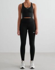 Damskie legginsy z wysokim stanem, squat proof, z tylną kieszenią Core czarne. Czarne legginsy sportowe damskie Aim'n, xl, bez wzorów, z elastanu, z podwyższonym stanem, długie, do biegania. Za 303.00 zł.