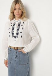 Biała Koszula z Bawełny ze Stójką i Guzikami Zdobiona Haftem Gonithiel. Białe koszule damskie Born2be, m, z aplikacjami, z bawełny, eleganckie, bez kołnierzyka, bez ramiączek. Za 89.99 zł.