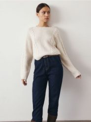 Sweter z warkoczowym splotem - kremowy. Białe swetry nierozpinane damskie Reserved, l, bez wzorów, z dzianiny, bez kołnierzyka, bez ramiączek. W wyprzedaży za 59.99 zł.