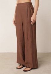 Brązowe Strukturalne Spodnie Casual o Szerokim Kroju z Wysokim Stanem Sofede. Brązowe spodnie materiałowe damskie Born2be, bez wzorów, z jeansu, casualowe, z podwyższonym stanem, krótkie. Za 89.99 zł.