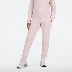 Spodnie damskie New Balance WP03805SOI – różowe. Czerwone spodnie dresowe damskie New Balance, bez wzorów, z bawełny, klasyczne. Za 99.99 zł.
