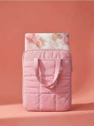 Pikowana torba na laptopa - różowy. Czerwone torby na laptopa damskie Sinsay, bez wzorów, pikowane. Za 35.99 zł.
