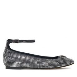 Baleriny Guess. Czarne balerinki damskie Guess, z aplikacjami, bez obcasa, bez zapięcia. Za 359.99 zł.