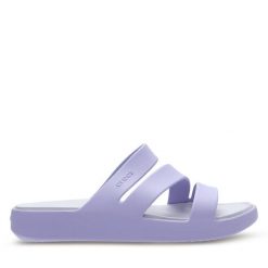 Klapki Crocs. Fioletowe klapki damskie Crocs, bez wzorów, bez obcasa, bez zapięcia. Za 109.99 zł.
