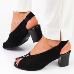 Czarne zamszowe sandały damskie na obcasie M.Daszyński Sa169-6. Czarne sandały damskie M.Daszyński, bez wzorów, z zamszu, bez obcasa, na obcasie, bez zapięcia. Za 139.00 zł.