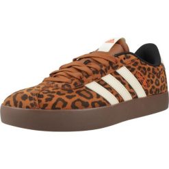 Buty ADIDAS VL COURT 3.0 Nadruk zwierzęcy. Obuwie trekkingowe damskie Adidas, ze skóry, bez zapięcia. Za 371.00 zł.