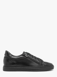 Czarne buty męskie typu trampki z ozdobnym zamkiem ROLAND. Czarne trampki męskie Ryłko, bez wzorów, ze skóry, sportowe, bez zapięcia. Za 479.99 zł.
