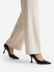 Nine West Czółenka CEO-AMANI-01 Czarny. Czarne czółenka damskie Nine West, bez wzorów, ze skóry, bez obcasa, bez zapięcia. Za 249.99 zł.
