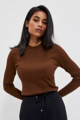 Sweter w prążki kasztanowy. Brązowe swetry nierozpinane damskie MOODO, s, bez wzorów, z poliamidu, bez kołnierzyka, bez ramiączek. W wyprzedaży za 39.99 zł.