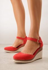 Czerwone Sandały VICESna Plecionym Koturnie Laraifa. Czerwone sandały damskie Renee, bez wzorów, z jeansu, bez obcasa, na koturnie, bez zapięcia. Za 99.99 zł.