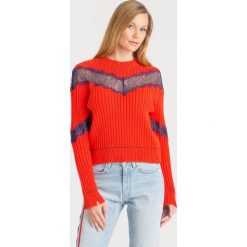 SWETER PINKO Z KORONKĄ. Czerwone swetry nierozpinane damskie Pinko, l, z aplikacjami, z bawełny, bez kołnierzyka, bez ramiączek. Za 468.00 zł.