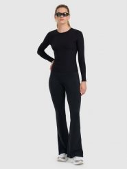 4F Legginsy z rozszerzanymi nogawkami damskie - czarne M. Czarne legginsy damskie 4F, bez wzorów, z dzianiny. Za 129.99 zł.