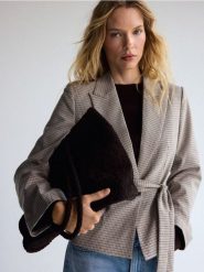 Marynarka z paskiem - wielobarwny. Marynarki i żakiety damskie Reserved, bez wzorów, z tkaniny, bez kołnierzyka, bez ramiączek. Za 199.99 zł.