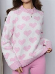 Sweter w serca - kremowy. Białe swetry nierozpinane damskie Sinsay, l, bez wzorów, bez kołnierzyka, bez ramiączek. Za 59.99 zł.