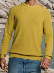 Bawełniany sweter basic - żółty. Żółte swetry męskie Sinsay, l, bez wzorów, z bawełny, bez kołnierzyka, bez ramiączek. Za 69.99 zł.
