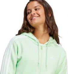 Adidas Bluza damska adidas Essentials 3-Stripes Full-Zip Fleece jasnozielona IR6077 XS. Zielone bluzy damskie Adidas, xs, bez wzorów, bez ramiączek, bez kaptura. Za 243.56 zł.