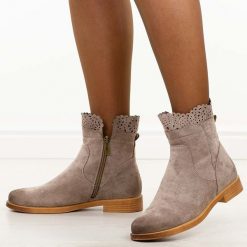 Khaki zamszowe botki damskie Potocki 12750. Brązowe botki damskie POTOCKI, na jesień, w ażurowe wzory, z dzianiny, eleganckie, z okrągłym noskiem, bez obcasa, na płaskiej podeszwie, bez zapięcia. W wyprzedaży za 175.20 zł.