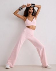Damskie legginsy z prostą nogawką, wysoki stan, squat proof Sense różowe. Czerwone legginsy damskie Aim'n, bez wzorów, z elastanu. Za 339.00 zł.