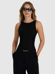 4F Top slim gładki damski - czarny XS. Czarne topy damskie 4F, xs, bez wzorów, z bawełny, klasyczne, bez kołnierzyka, bez ramiączek. Za 39.99 zł.