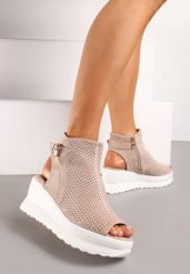 Ciemnobeżowe Ażurowe Sandały na Koturnie z Noskiem Peep Toe i Odkrytą Piętą Bhanios. Brązowe sandały damskie Renee, w ażurowe wzory, z otwartym noskiem, bez obcasa, na koturnie, bez zapięcia. Za 99.99 zł.