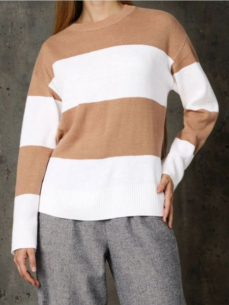 Sweter w pasy - brązowy. Brązowe swetry nierozpinane damskie Sinsay, l, bez wzorów, bez kołnierzyka, bez ramiączek. Za 39.99 zł.