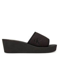Klapki Calvin Klein Jeans. Czarne klapki damskie Calvin Klein Jeans, bez wzorów, z jeansu, bez obcasa, bez zapięcia. Za 139.99 zł.