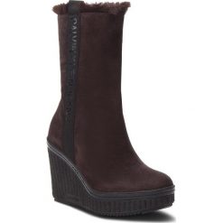 Kozaki CALVIN KLEIN JEANS - Shuana RE9767 Dark Brown. Brązowe kozaki damskie Calvin Klein Jeans, bez wzorów, z futra, bez obcasa, na obcasie, bez zapięcia. W wyprzedaży za 419.00 zł.