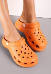 Pomarańczowe Klapki z Wycięciami na Nosku i Paskiem na Piętę Cisatria. Brązowe klapki damskie Born2be, bez wzorów, bez obcasa, bez zapięcia. Za 39.99 zł.