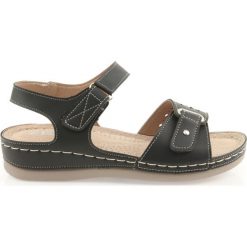 Sandały damskie comfort DK 25131 czarne. Czarne sandały damskie DK, bez wzorów, z syntetyku, bez obcasa, bez zapięcia. W wyprzedaży za 59.95 zł.