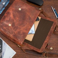 Torba męska skórzana na laptopa ramię komputer duża nubuk brązowa Beltimore N16. Brązowe torby na laptopa damskie bez wzorów, z nubiku. Za 329.90 zł.