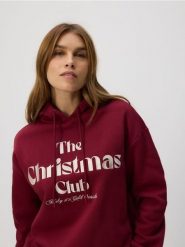 Bluza ze świątecznym napisem - bordowy. Czerwone bluzy damskie Reserved, l, bez wzorów, z bawełny, wizytowe, bez ramiączek, bez kaptura. W wyprzedaży za 59.99 zł.