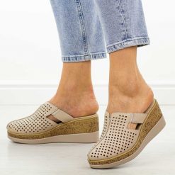 Beżowe skórzane klapki damskie na koturnie Filippo Dk6818/26. Brązowe klapki damskie Filippo, na lato, bez wzorów, z jeansu, biznesowe, bez obcasa, na koturnie, bez zapięcia. Za 219.00 zł.