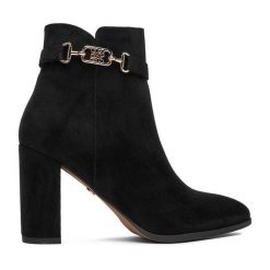 Botki Nine West. Czarne botki damskie Nine West, bez wzorów, bez obcasa, na słupku, bez zapięcia. Za 289.99 zł.