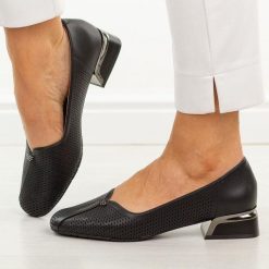 Czarne ażurowe skórzane czółenka damskie Vinceza 99203. Czarne czółenka damskie VINCEZA, na lato, w ażurowe wzory, z jeansu, eleganckie, bez obcasa, na obcasie, bez zapięcia. Za 239.00 zł.