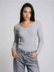 Prążkowany sweter z dekoltem V - szary. Szare swetry nierozpinane damskie Sinsay, l, bez wzorów, prążkowane, bez kołnierzyka, bez ramiączek. Za 39.99 zł.