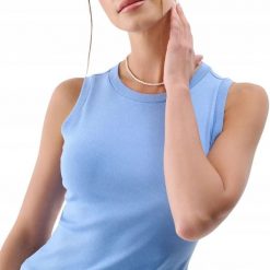 4f KOSZULKA DAMSKA BLUZKA BEZRĘKAWÓW F132. Bluzki damskie 4F, bez wzorów, bez kołnierzyka, bez ramiączek. Za 49.93 zł.