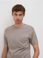 Sweter z lyocellem - beżowy. Brązowe swetry męskie Reserved, l, bez wzorów, z dzianiny, bez kołnierzyka, bez ramiączek. W wyprzedaży za 65.99 zł.