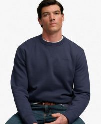 Superdry Bluza Essential Stacked Logo Crew – SOFT NAVY. Niebieskie bluzy damskie Superdry, l, bez wzorów, z bawełny, bez ramiączek, bez kaptura. Za 372.45 zł.