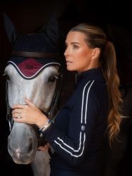 Damski sweter 1/4 zip Equestrian Stockholm. Niebieskie swetry nierozpinane damskie EQUESTRIAN STOCKHOLM, xs, bez wzorów, z bawełny, eleganckie, bez kołnierzyka, bez ramiączek. Za 573.50 zł.