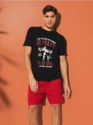 Piżama dwuczęściowa z nadrukiem sportowym - czarny. Czarne piżamy męskie Sinsay, l, bez wzorów, bez kołnierzyka, bez ramiączek, krótkie. W wyprzedaży za 25.99 zł.