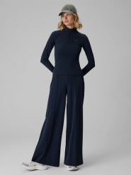 4F Spodnie dresowe z szerokimi nogawkami damskie - granatowe XL. Niebieskie spodnie dresowe damskie 4F, bez wzorów, z dresówki, sportowe, krótkie. Za 169.99 zł.