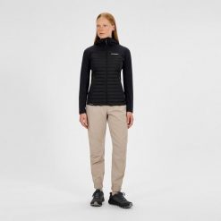 Kurtka hybrydowa damska Berghaus Nula Hybrid Jacket. Czarne kurtki sportowe damskie Berghaus, m, bez wzorów, z materiału, bez ramiączek, bez kaptura, trekkingowe. Za 544.49 zł.