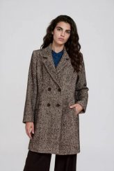 Krótki płaszcz w jodełkę czarny. Czarne płaszcze damskie MOODO, l, bez wzorów, z poliamidu, bez kołnierzyka, bez kaptura. Za 289.99 zł.