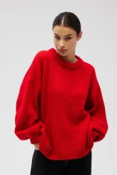 Sweter oversize z bufiastymi rękawami w kolorze INTENSE RED - RIVERO-UNI. Czerwone swetry nierozpinane damskie Marsala, na lato, bez wzorów, z poliamidu, bez kołnierzyka, bez ramiączek. Za 349.90 zł.