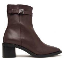 Botki Calvin Klein. Brązowe botki damskie Calvin Klein, bez wzorów, bez obcasa, na słupku, bez zapięcia. Za 849.99 zł.