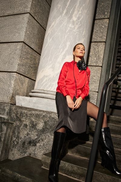 Koszula gładka czerwona. Czerwone koszule damskie MOODO, l, bez wzorów, z poliesteru, bez kołnierzyka, bez ramiączek. W wyprzedaży za 79.99 zł.