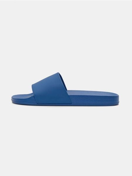 Klapki basic - niebieski. Niebieskie klapki męskie Sinsay, bez wzorów, bez zapięcia. Za 29.99 zł.