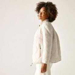 Kurtka pikowana Carlotte dla kobiet. Białe kurtki sportowe damskie Regatta, bez wzorów, z poliamidu, bez ramiączek, bez kaptura, trekkingowe. Za 399.99 zł.