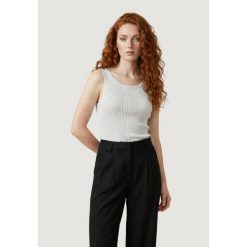 Bezrękawnik Kobieta ONLY Onlanna Sl Glitter Revers Rib Top Knt. Żółte topy damskie ONLY, l, bez wzorów, z materiału, eleganckie, bez kołnierzyka, bez ramiączek. Za 153.65 zł.