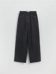 Jeansy wide leg z aplikacjami - szary. Szare jeansy damskie Reserved, z aplikacjami, z bawełny. W wyprzedaży za 99.99 zł.